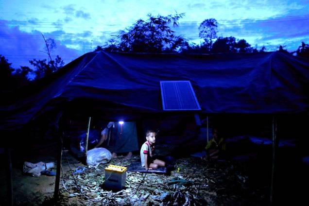 Criança rohingya descansa em um abrigo temporário após fugir de Myanmar - 12/09/2017 Criança rohingya descansa em um abrigo temporário após fugir de Myanmar - 12/09/2017
