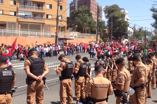 Militantes organizam ato em defesa de Lula antes do depoimento do ex-presidente na Justiça Federal em Curitiba (PR) Militantes organizam ato em defesa de Lula antes do depoimento do ex-presidente na Justiça Federal em Curitiba (PR)