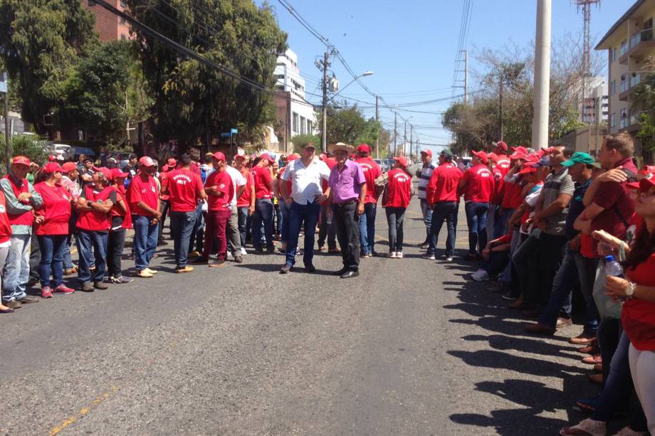 Militantes organizam ato em defesa a Lula antes do depoimento do ex-presidente na Justiça Federal em Curitiba (PR)