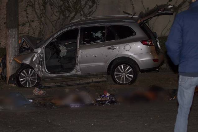 Veículo de suspeitos mortos após confronto com a Polícia Civil no Morumbi, Zona Sul de São Paulo, colidiu com poste durante tentativa de fuga - 04/09/2017 Veículo de suspeitos mortos após confronto com a Polícia Civil no Morumbi, Zona Sul de São Paulo, colidiu com poste durante tentativa de fuga - 04/09/2017