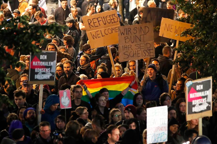 Manifestantes protestam contra o partido Alternativa para a Alemanha (AfD), após as eleições gerais, em Berlim