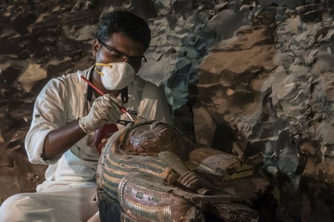 Arqueólogos escavam tumbas recém-descobertas no Egito