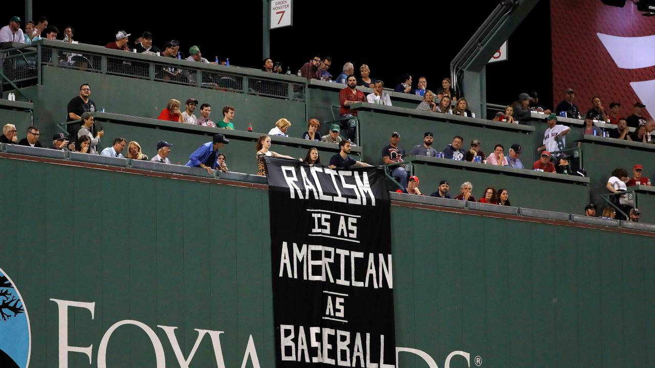 Faixa sobre o racismo durante partida de beisebol nos EUA
