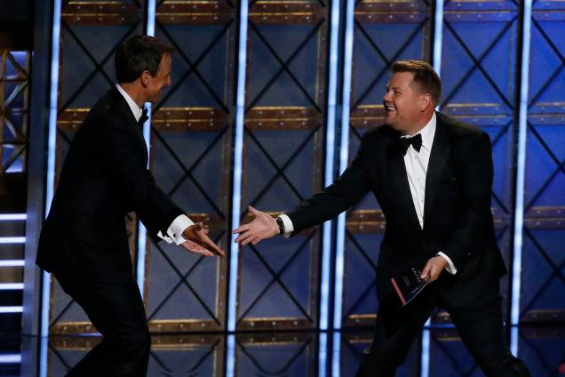 Seth Meyers e James Corden durante a 69º premiação Emmy Awards, em Los Angeles - 17/09/2017 Seth Meyers e James Corden durante a 69º premiação Emmy Awards, em Los Angeles - 17/09/2017