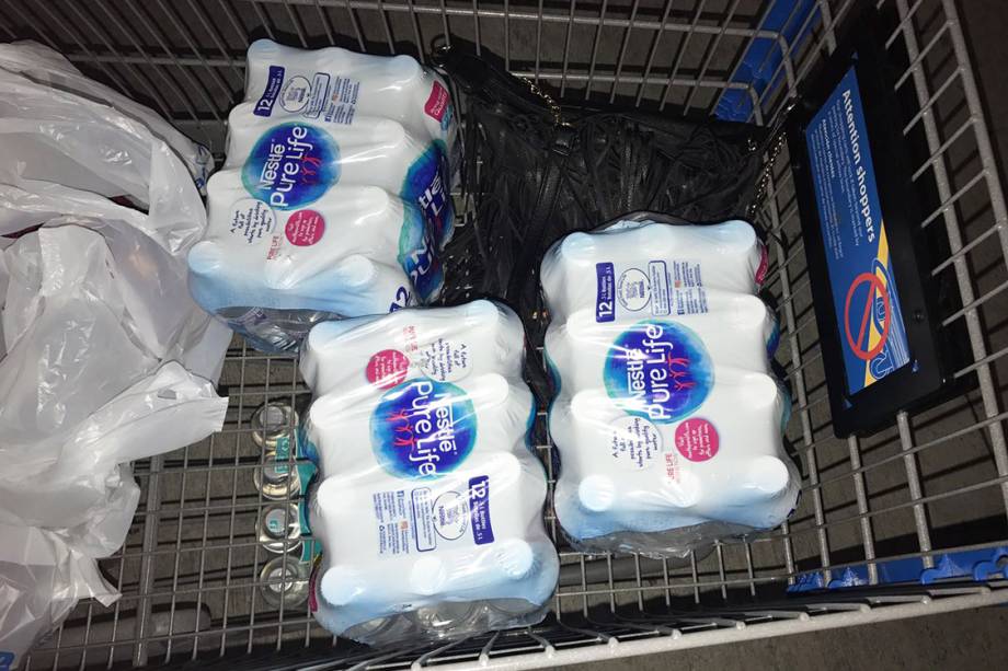 Pessoas esvaziam supermercado em busca de suprimentos, na cidade de Deerfield, na Flórida, durante a passagem do furacão Irma