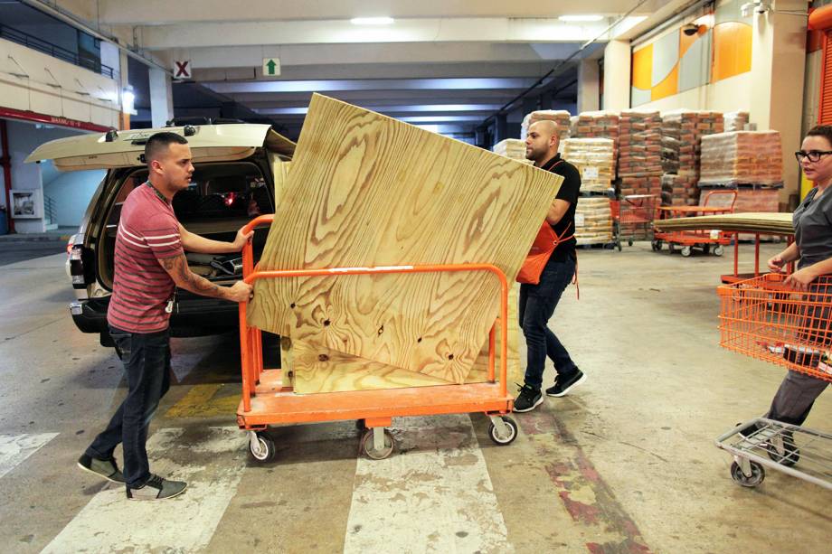 Pessoas compras materiais em uma loja de ferragens, durante preparação para a chegada do furacão Irma, em Bayamon, Porto Rico