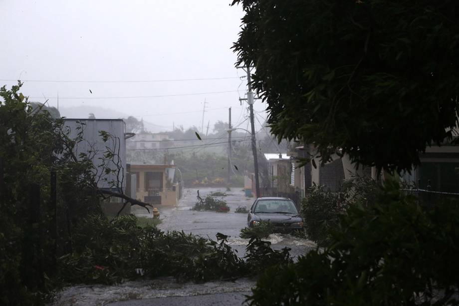 Uma rua fica inundada durante a passagem do furacão Irma, na cidade de Fajardo, Porto Rico