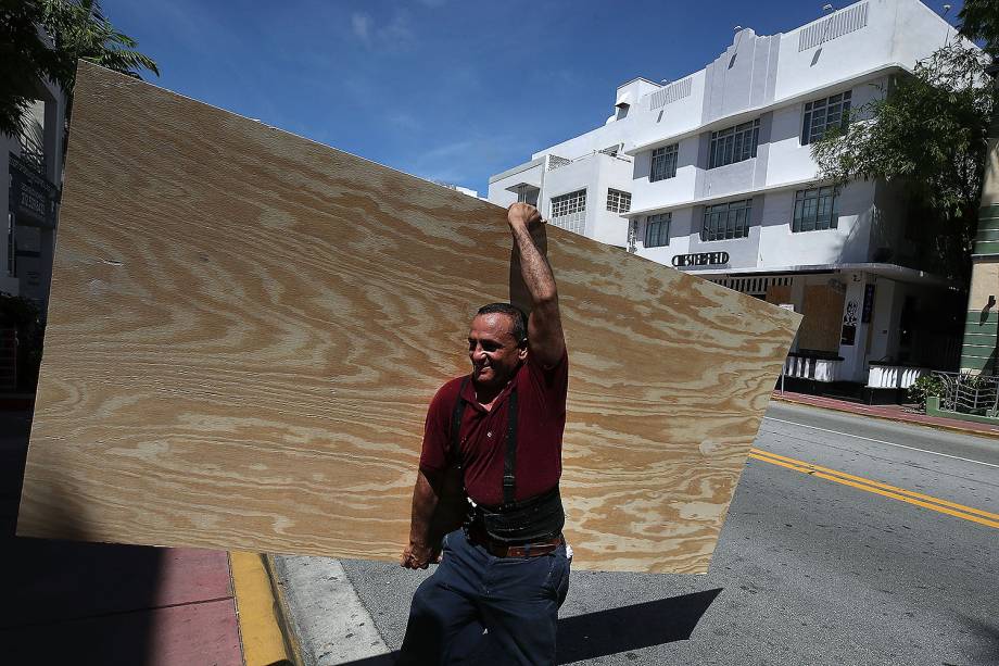 Pessoas se preparam para a chegada do furacão Irma, que deve atingir o Estado norte-americano da Flórida - 07/09/2017