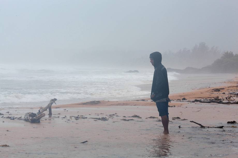 Homem é fotografado em meio a fortes ventes na costa de Luquillo, em Porto Rico, durante a passagem do furacão Irma pelo Caribe - 06/09/2017