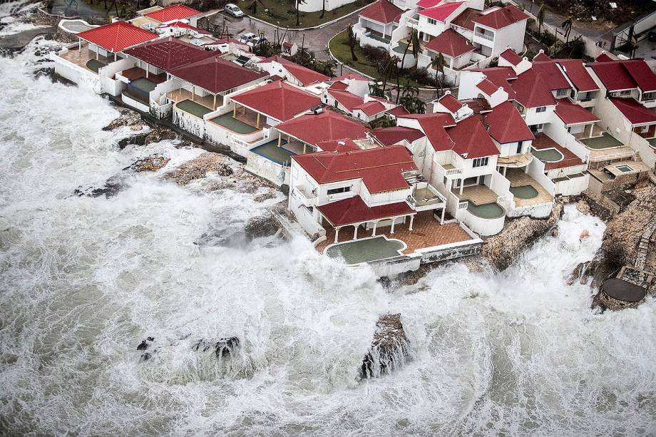 Vista aérea mostra casas destruídas após passagem do furacão Irma pela Ilha de Saint Martin, no Caribe - 07/06/2017