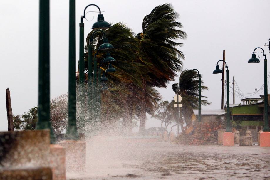 Fortes ventos atacam a cidade costeira de Fajardo enquanto o furacão Maria se aproxima de Porto Rico - 19/09/2017