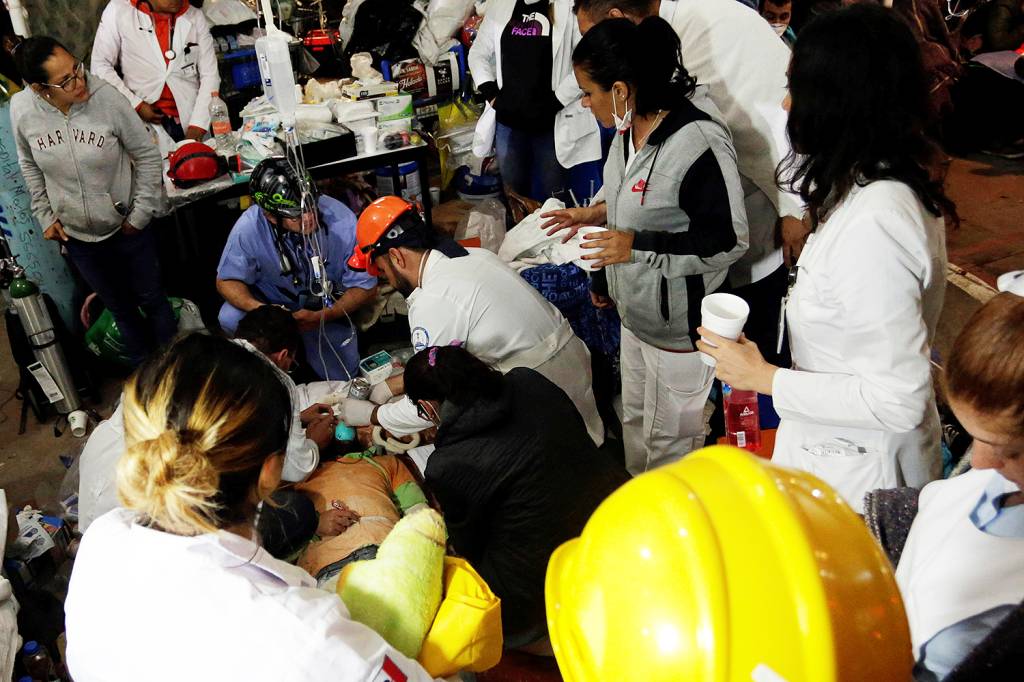 Equipes de resgate socorem sobreviventes na escola Enrique Rebsamen, que desabou ap&oacute;s o terremoto no M&eacute;xico - 21/09/2017