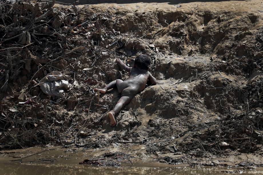 Uma criança rohingya é fotografada rastejando sobre a terra no acampamento de refugiados Cox's Bazar, em Bangladesh - 21/09/2017