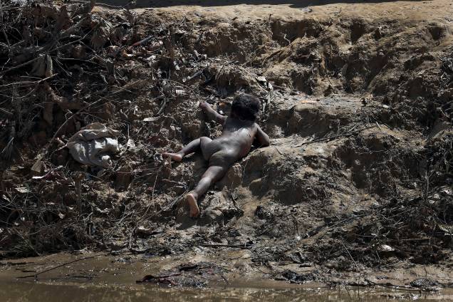Uma criança rohingya é fotografada rastejando sobre a terra no acampamento de refugiados Cox's Bazar, em Bangladesh - 21/09/2017 Uma criança rohingya é fotografada rastejando sobre a terra no acampamento de refugiados Cox's Bazar, em Bangladesh - 21/09/2017