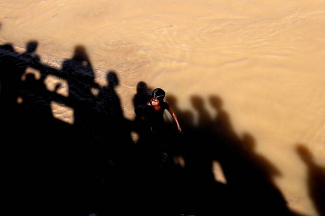 Um menino rohingya é visto se banhando no campo de refugiados Cox's Bazar, em Bangladesh - 21/09/2017 Um menino rohingya é visto se banhando no campo de refugiados Cox's Bazar, em Bangladesh - 21/09/2017