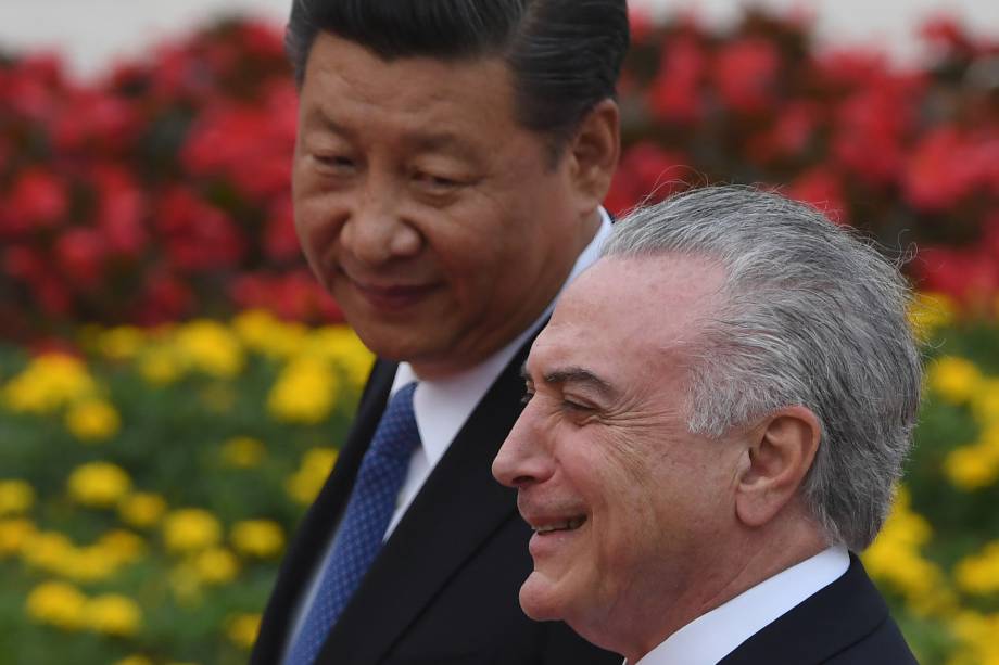 Michel Temer caminha ao lado do presidente chinês Xi Jinping, durante a cerimônia de boas-vindas no Grande Salão do Povo, em Pequim, na China - 01/09/2017