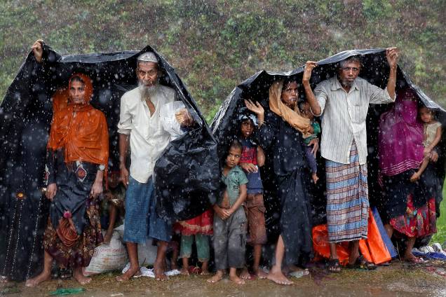 Refugiados Rohingya se abrigam da chuva em um acampamento em Cox's Bazar, Bangladesh - 17/09/2017 Refugiados Rohingya se abrigam da chuva em um acampamento em Cox's Bazar, Bangladesh - 17/09/2017