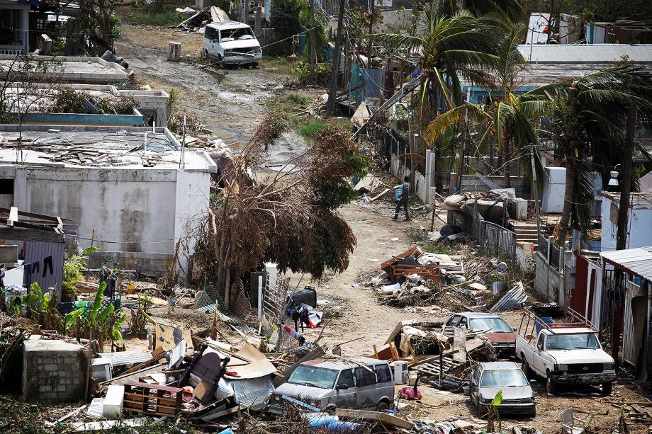 Homem carrega água em um bairro destruído pelo furacão Maria, na cidade de Canovanas, em Porto Rico - 27/09/2017