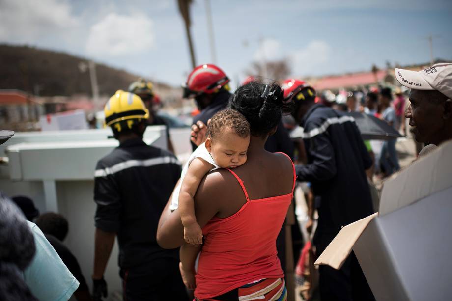 Bombeiros retiram moradores de Marigot em Saint-Martin, após a passagem do furacão Irma - 12/09/2017