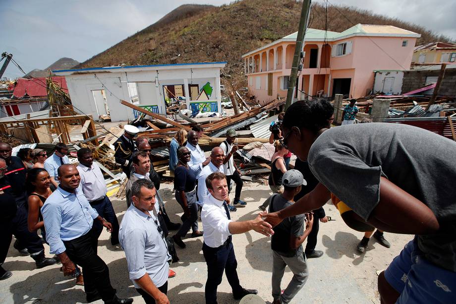 O presidente da França, Emmanuel Macron, cumprimenta morador na ilha de St. Martin durante a primeira etapa da visita dele às ilhas francesas - 12/09/2017