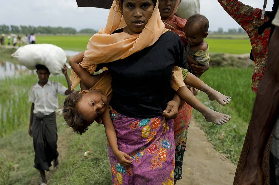 Refugiados rohingya caminham pela lama após cruzar fronteira em Teknaf, Bangladesh - 07/09/2017