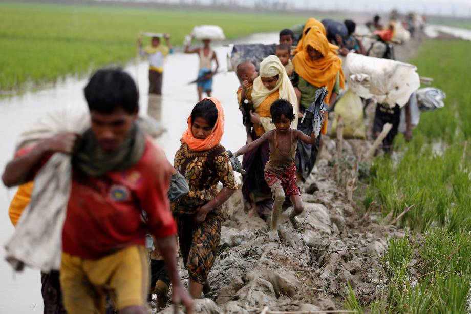 Refugiados rohingya caminham através de um lamaçal depois de atravessar a fronteira Bangladesh-Myanmar em Teknaf - 03/09/2017