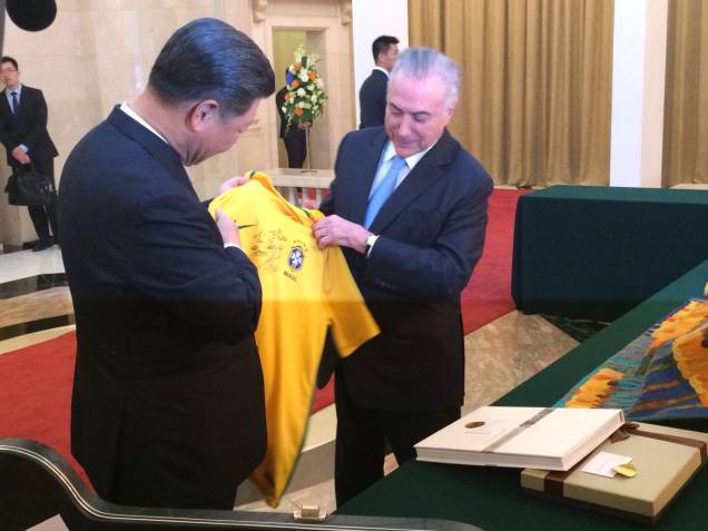 Temer entrega a Xi Jinping camisa da seleção autografada por Pelé Temer entrega a Xi Jinping camisa da seleção autografada por Pelé
