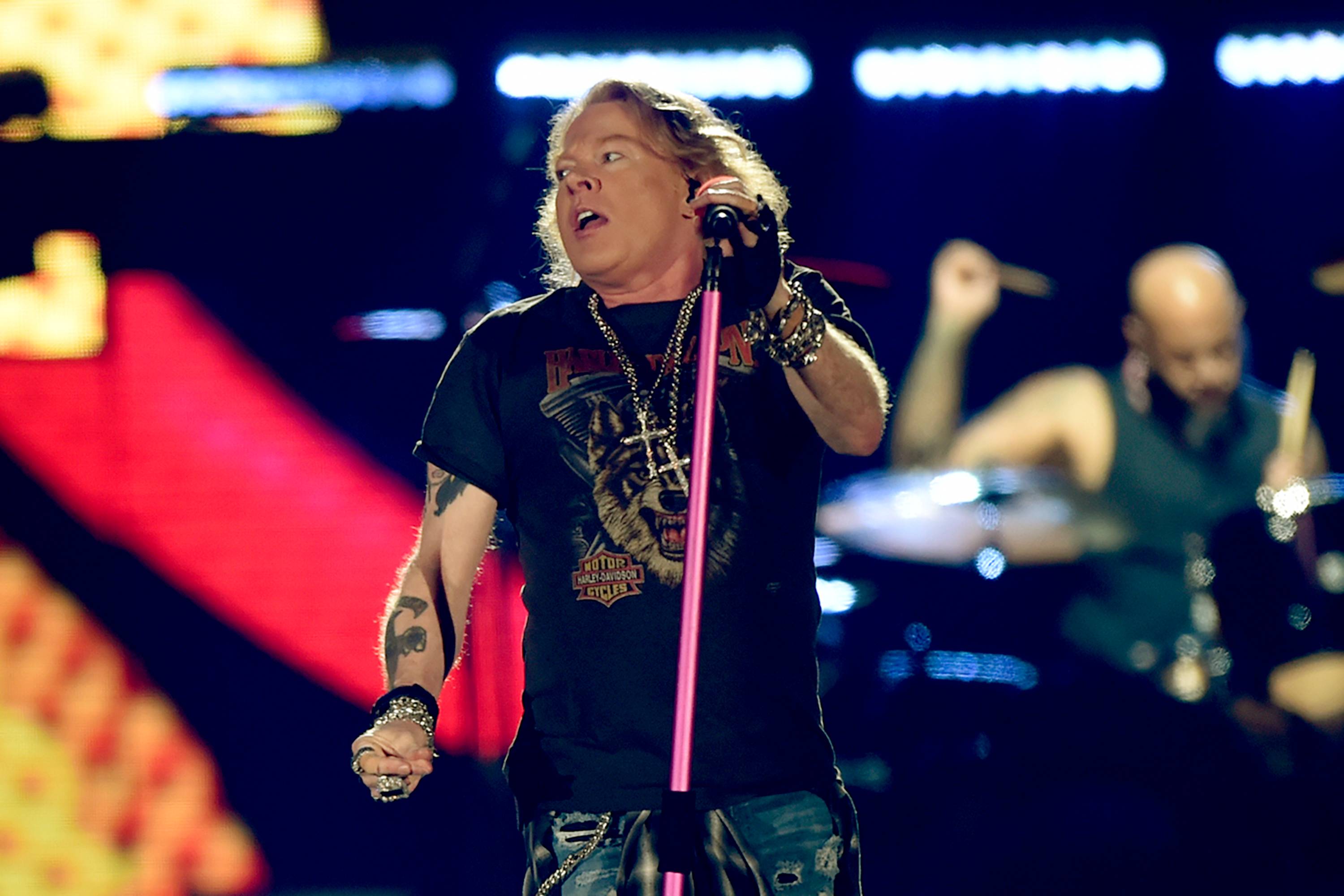 Axl Rose pede desculpas após sofrer crise de ansiedade e cancelar shows