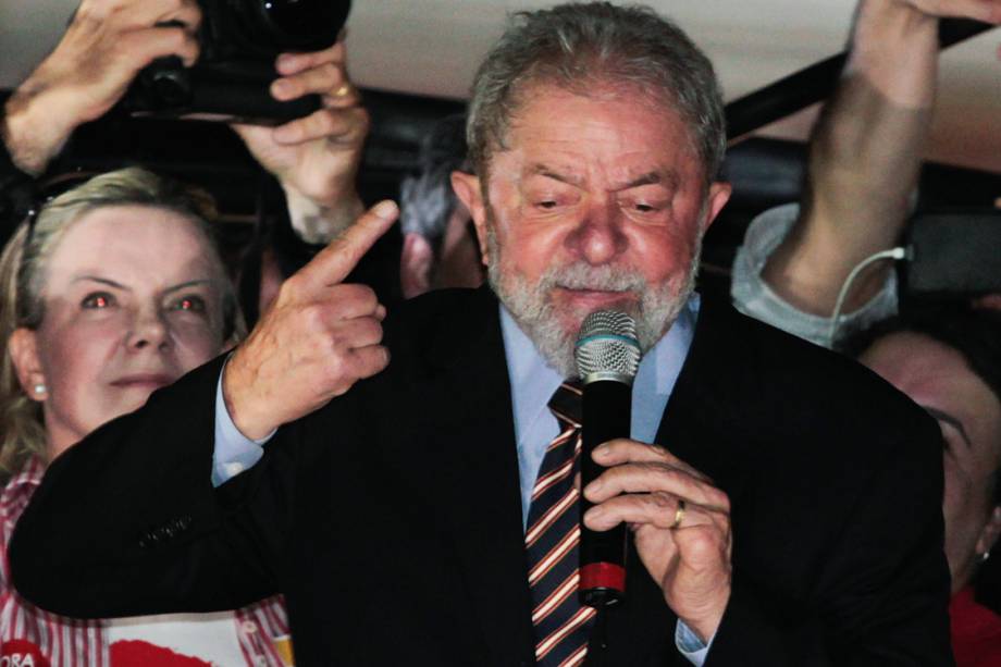 O ex-presidente Lula durante discurso após depoimento ao juiz Sérgio Moro, em Curitiba