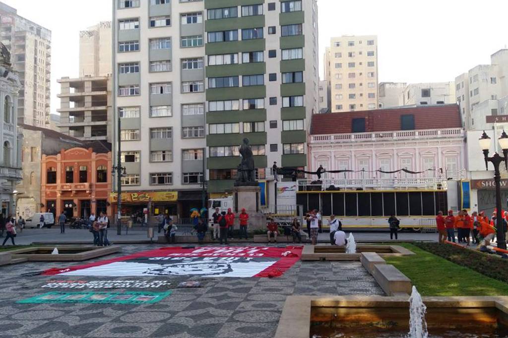 Movimenta&ccedil;&atilde;o em Curitiba, no Paran&aacute;, antes do depoimento do ex-presidente Lula ao juiz Sergio Moro - 13/09/2017