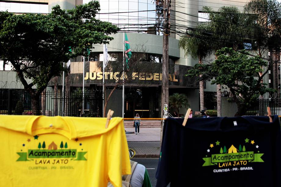 Movimentação em frente à sede da Justiça Federal do Paraná um dia antes da audiência com o ex-presidente Luiz Inácio Lula da Silva - 12/09/2017