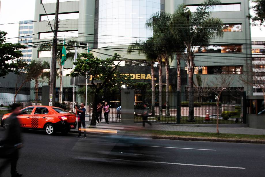 Movimentação em frente à sede da Justiça Federal do Paraná um dia antes da audiência com o ex-presidente Luiz Inácio Lula da Silva - 12/09/2017