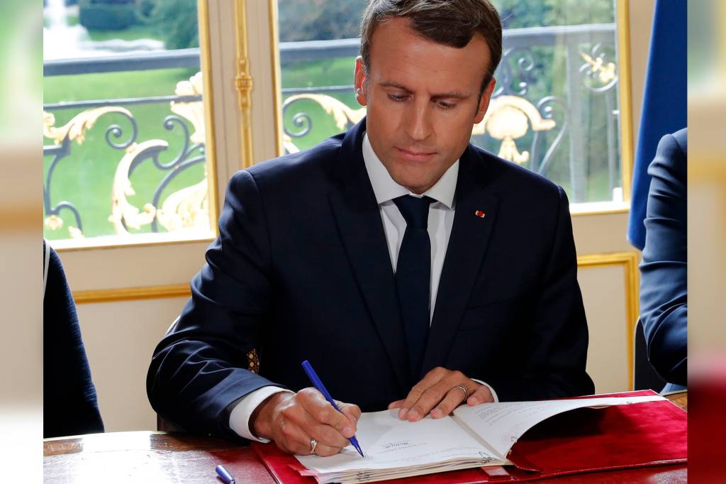 Apesar de protestos, Macron assina reforma trabalhista na França
