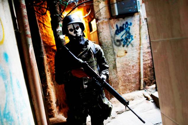 Militares das Forças Armadas usam máscaras de caveira durante operação na Favela da Rocinha, no Rio de Janeiro - 25/09/2017 Militares das Forças Armadas usam máscaras de caveira durante operação na Favela da Rocinha, no Rio de Janeiro - 25/09/2017
