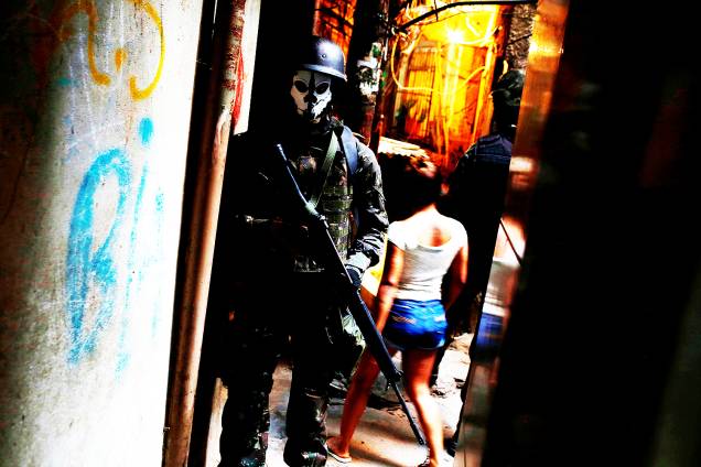 Militares das Forças Armadas usam máscaras de caveira durante operação na Favela da Rocinha, no Rio de Janeiro - 25/09/2017 Militares das Forças Armadas usam máscaras de caveira durante operação na Favela da Rocinha, no Rio de Janeiro - 25/09/2017