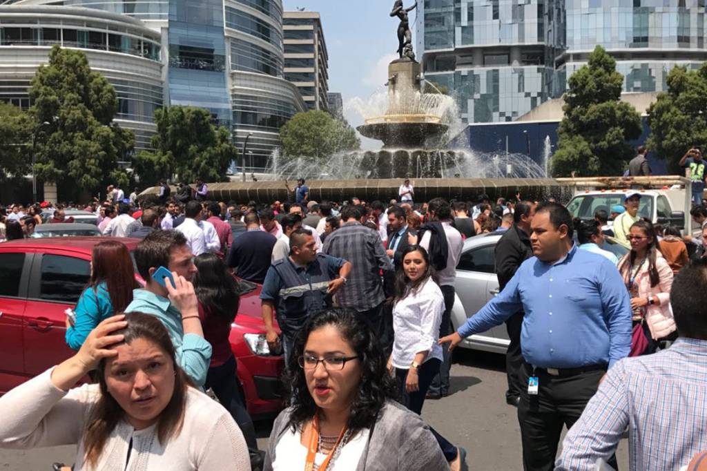 Pessoas se re&uacute;nem em pra&ccedil;a ap&oacute;s terremoto atingir a Cidade do M&eacute;xico, no M&eacute;xico - 19/09/2017