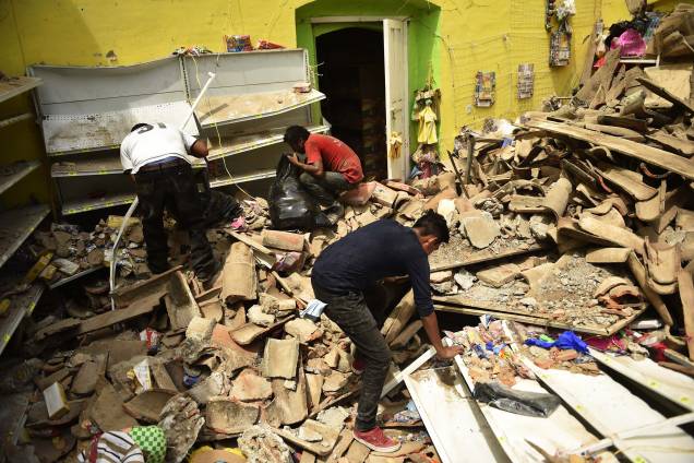 Pessoas procuram em meio aos escombros de edifícios que entraram em colapso em Juchitan de Zaragoza, estado de Oaxaca, após um terremoto de 8,2 graus que atingiu a costa do Pacífico, no México Pessoas procuram em meio aos escombros de edifícios que entraram em colapso em Juchitan de Zaragoza, estado de Oaxaca, após um terremoto de 8,2 graus que atingiu a costa do Pacífico, no México