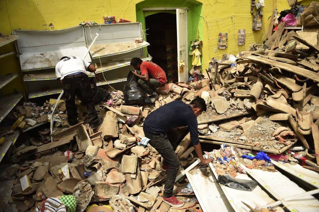 Pessoas procuram em meio aos escombros de edif&iacute;cios que entraram em colapso em Juchitan de Zaragoza, estado de Oaxaca, ap&oacute;s um terremoto de 8,2 graus que atingiu a costa do Pac&iacute;fico, no M&eacute;xico