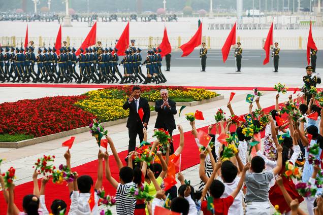 Michel Temer caminha ao lado do presidente chinês Xi Jinping, durante a cerimônia de boas-vindas no Grande Salão do Povo, em Pequim, na China - 01/09/2017 Michel Temer caminha ao lado do presidente chinês Xi Jinping, durante a cerimônia de boas-vindas no Grande Salão do Povo, em Pequim, na China - 01/09/2017