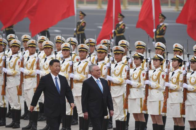 Michel Temer caminha ao lado do presidente chinês Xi Jinping, durante a cerimônia de boas-vindas no Grande Salão do Povo, em Pequim, na China - 01/09/2017 Michel Temer caminha ao lado do presidente chinês Xi Jinping, durante a cerimônia de boas-vindas no Grande Salão do Povo, em Pequim, na China - 01/09/2017