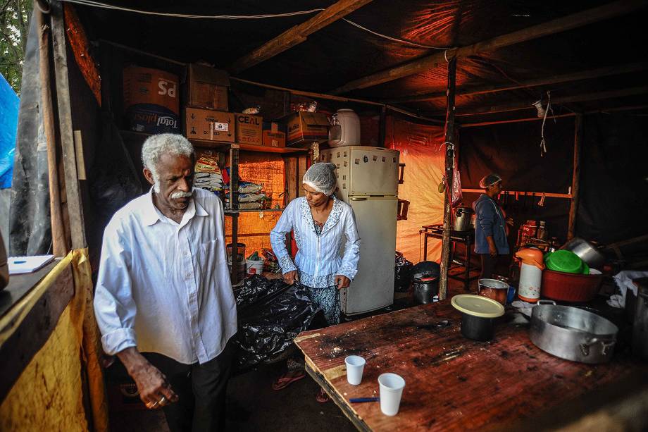 Cozinha improvisada em uma ocupação do Movimento dos Trabalhadores Sem Teto (MTST) em um terreno em São Bernardo do Campo