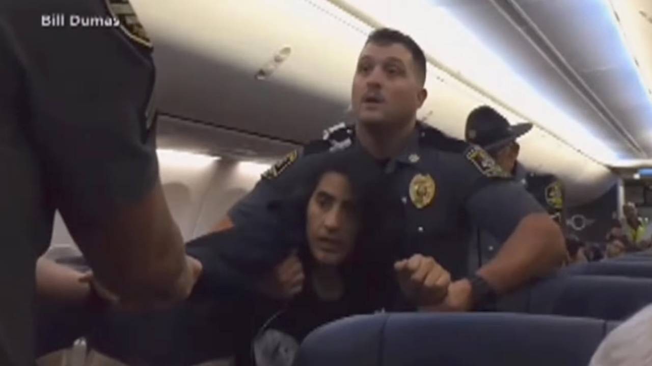 Mulher é retirada do avião da Southwest Airlines