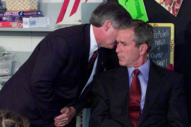 Andy Card conversa com então presidente George W. Bush para informá-lo dos atentados de 11 de setembro, em Nova York Andy Card conversa com então presidente George W. Bush para informá-lo dos atentados de 11 de setembro, em Nova York