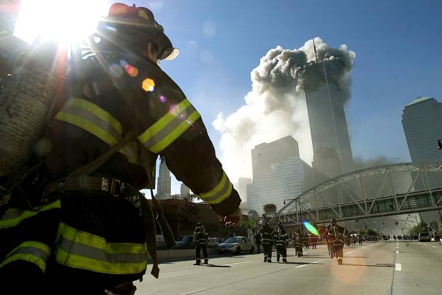 Bombeiros chegam perto das torres gêmeas, poucos minutos após o segundo avião bater na segunda torre do World Trade Center, em Manhattan Bombeiros chegam perto das torres gêmeas, poucos minutos após o segundo avião bater na segunda torre do World Trade Center, em Manhattan
