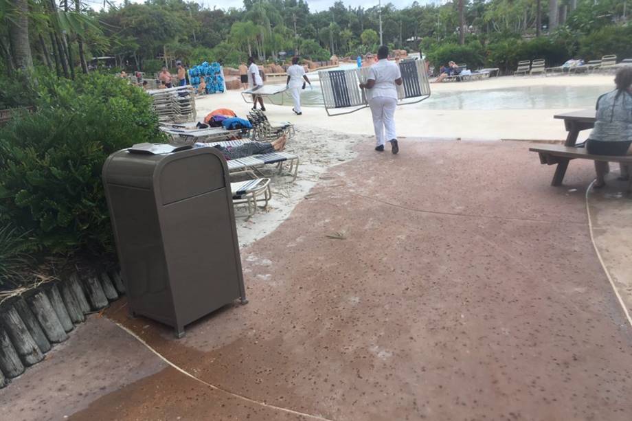 Preparativos nos parques da Disney para a chegada do Furacão Irma