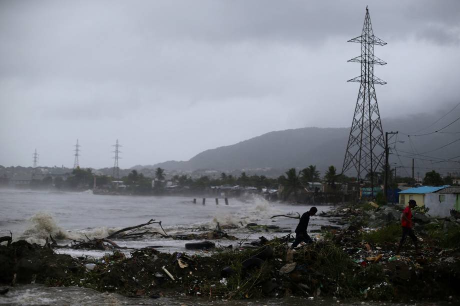 Pessoas andam à beira-mar durante tempestade causada pela passagem do furacão Irma em Puerto Plata, na República Dominicana - 07/09/2017