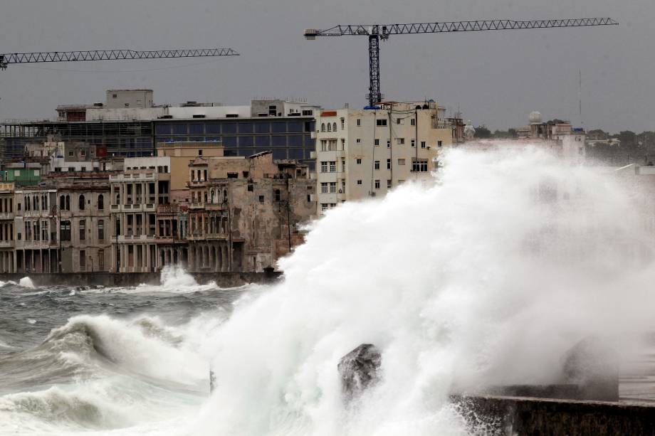 Ondas avançam contra a avenida El Malecón antes da passagem do furacão Irma,em Havana, Cuba - 09/09/2017