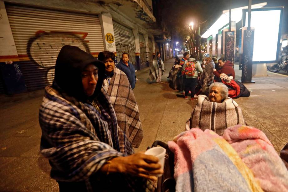 Pessoas se reúnem em uma rua após um terremoto atingir a Cidade do México - 08/09/2017