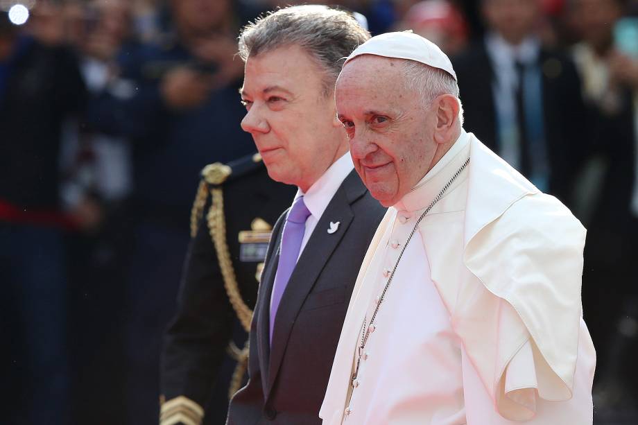 Papa Francisco chega a Bogotá e é recebido pelo presidente Juan Manuel Santos - 06/09/2017