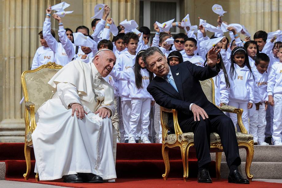 Papa Francisco com o presidente Juan Manuel Santos no palácio presidencial em Bogotá, na Colômbia - 07/09/2017 - 06/09/2017